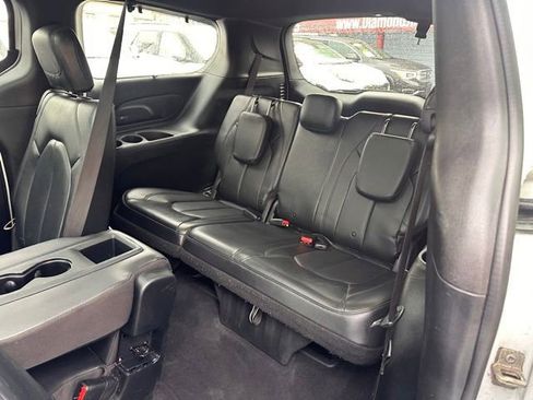 Used 2020 Chrysler Pacifica Touring-L image 20