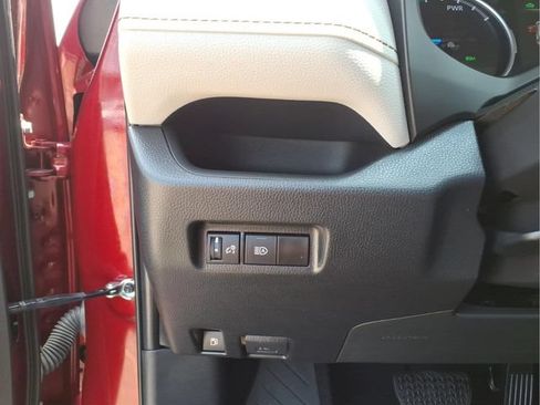 Used 2022 Toyota RAV4 XLE AWD/4WD image 14