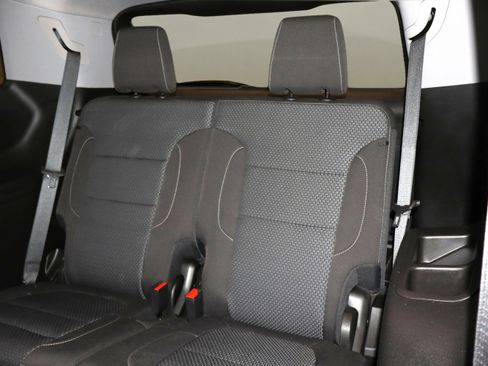 Used 2023 GMC Acadia SLE image 17