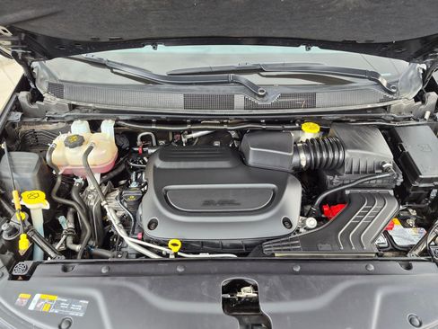 Used 2024 Chrysler Pacifica Touring-L FWD image 31