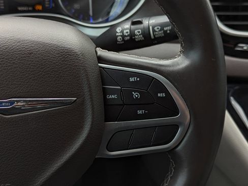 Used 2017 Chrysler Pacifica Touring-L FWD image 25