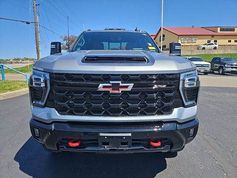 Used 2025 Chevrolet Silverado 2500 ZR2 w/ Technology Package AWD/4WD image 4