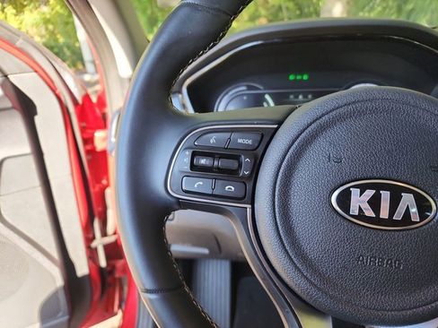 Used 2020 Kia Niro EX image 23