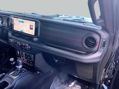 Used 2025 Jeep Gladiator Rubicon w/ Convenience Group AWD/4WD image 19