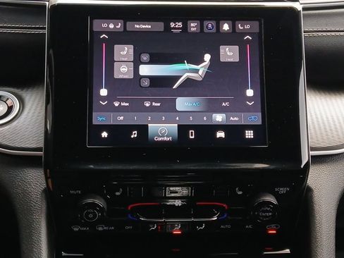 Used 2023 Jeep Grand Cherokee Altitude RWD image 4