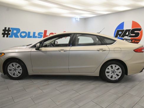 Used 2019 Ford Fusion S image 2
