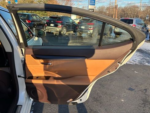 Used 2018 Lexus ES 300h image 44