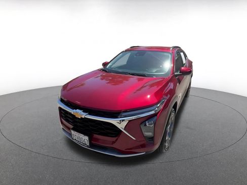 Used 2025 Chevrolet Trax LT FWD image 7