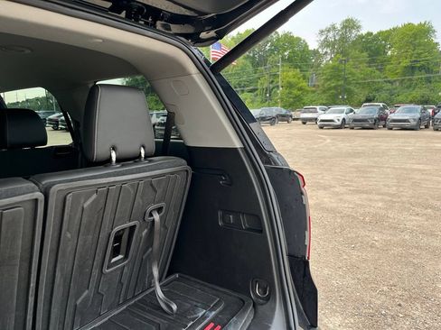 Used 2023 GMC Acadia SLT w/ Preferred Package FWD image 14