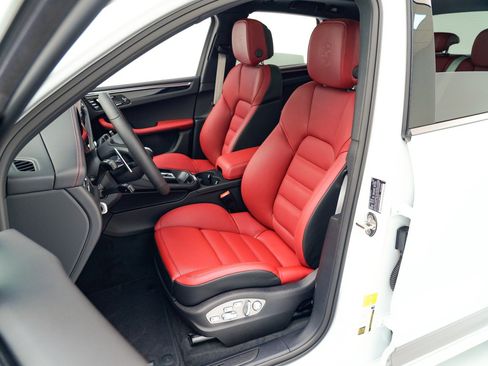Certified 2026 Porsche Macan AWD/4WD image 5