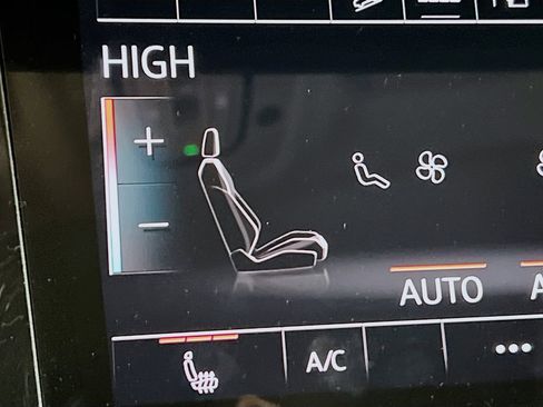 Used 2022 Audi e-tron Premium w/ Convenience Plus Package image 21