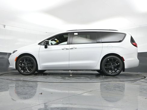 New 2026 Chrysler Pacifica Limited FWD image 42