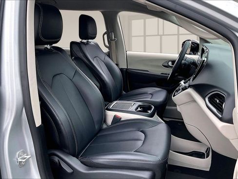 Used 2024 Chrysler Pacifica Touring-L image 29
