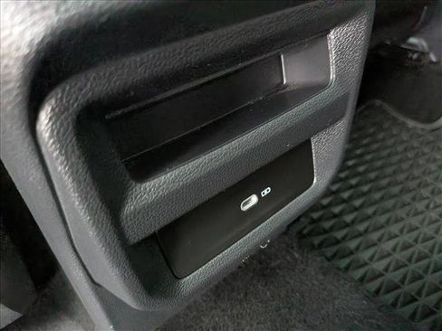 Used 2024 Volkswagen Taos SE w/ Panoramic Sunroof Package FWD image 21