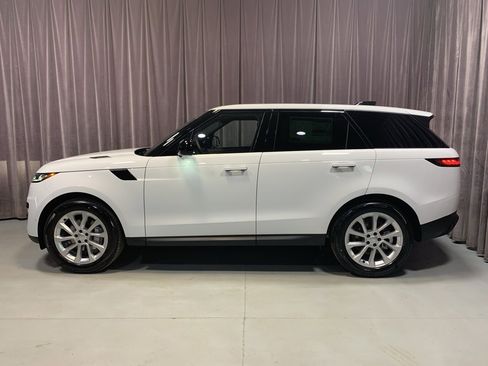 Used 2025 Land Rover Range Rover Sport image 3