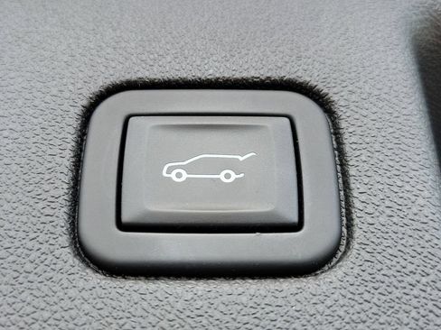 Used 2023 Chevrolet Equinox Premier FWD image 12