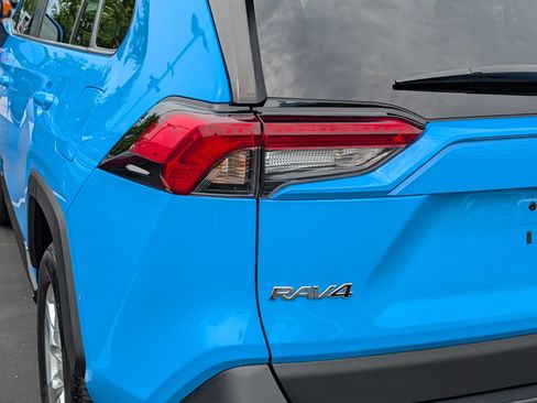 Used 2021 Toyota RAV4 LE AWD/4WD image 17