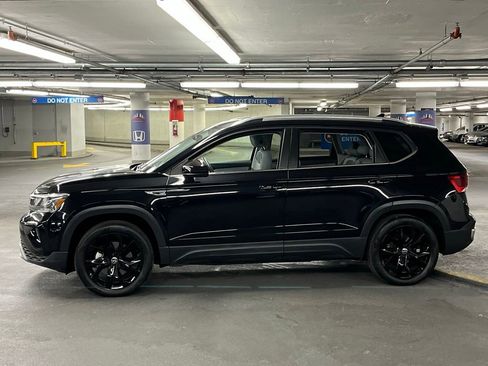 Certified 2022 Volkswagen Taos SE w/ Panoramic Sunroof Package image 32