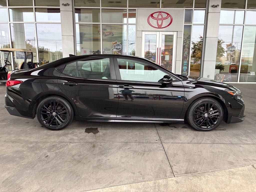 Used 2025 Toyota Camry SE FWD image 5