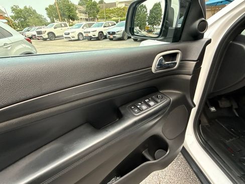 Used 2019 Jeep Grand Cherokee Laredo w/ Laredo X Package AWD/4WD image 15