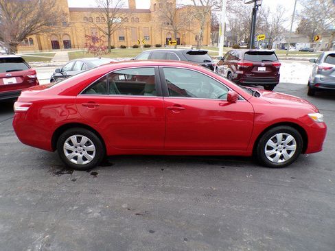 Used 2011 Toyota Camry LE image 3