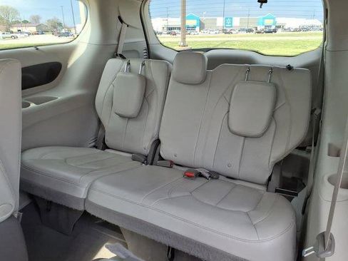 Used 2021 Chrysler Pacifica Touring-L FWD image 18