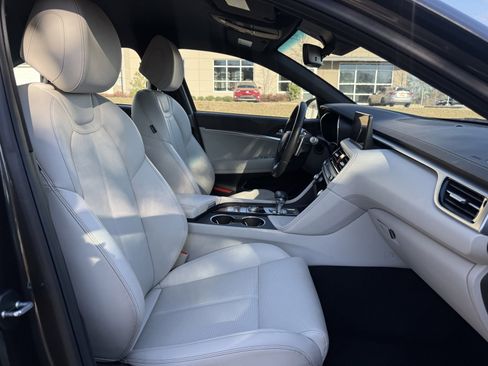 Used 2025 Genesis G70 2.5T image 35