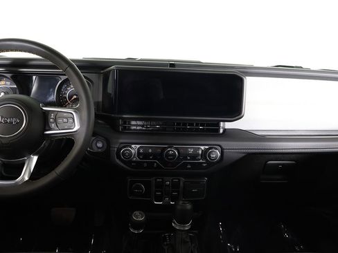 Used 2025 Jeep Wrangler Unlimited Sahara AWD/4WD image 33