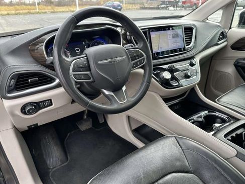 Used 2023 Chrysler Pacifica Limited image 8