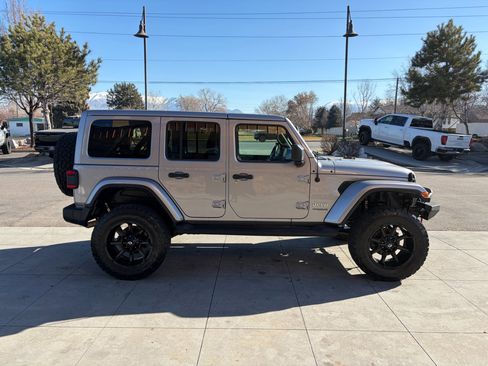 Used 2018 Jeep Wrangler Unlimited Sahara image 3