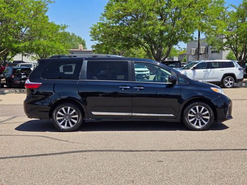Used 2018 Toyota Sienna XLE Premium AWD/4WD image 2