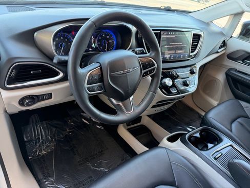 Used 2024 Chrysler Pacifica Touring-L FWD image 25