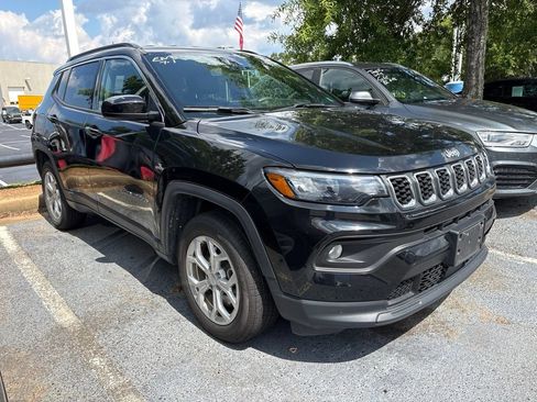 Used 2024 Jeep Compass Latitude AWD/4WD image 2