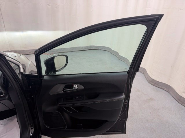 Used 2025 Chrysler Pacifica Select FWD image 15