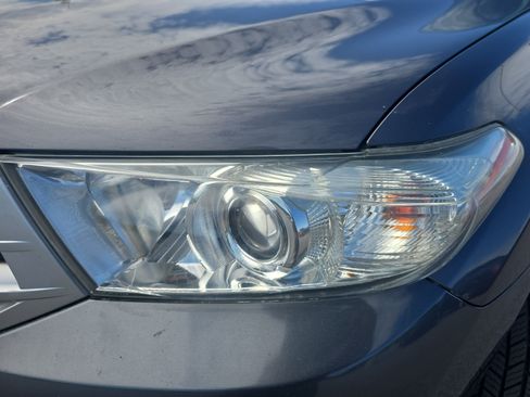 Used 2012 Toyota Highlander SE w/ Tow Pkg FWD image 30