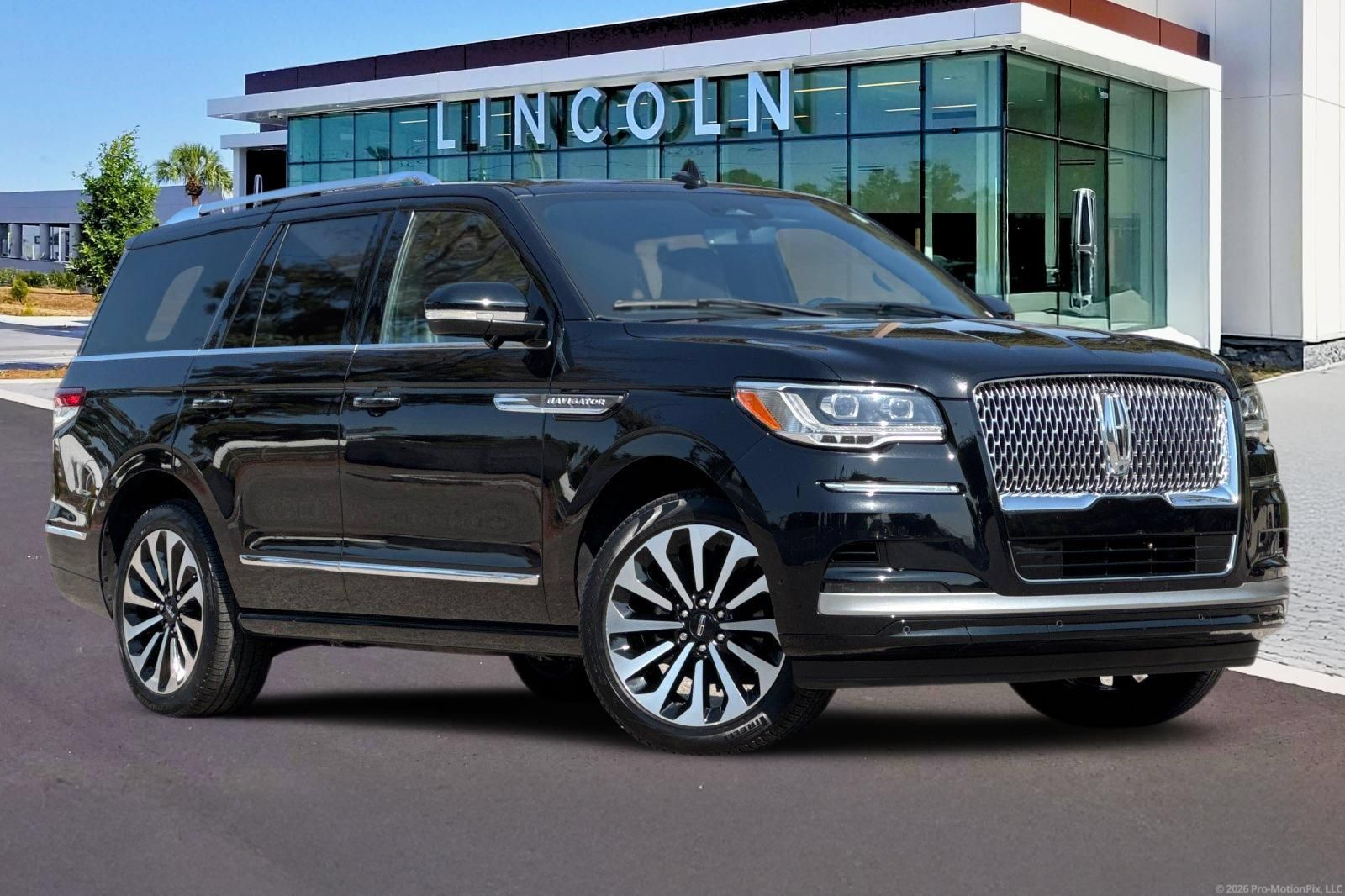 Certified 2023 Lincoln Navigator Reserve AWD/4WD image 2