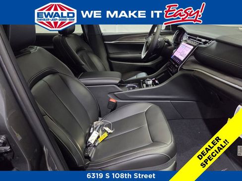 New 2025 Jeep Grand Cherokee L Limited w/ Black Appearance Package AWD/4WD image 10