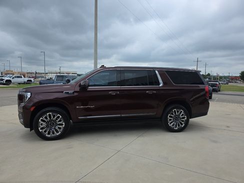 Certified 2023 GMC Yukon XL Denali Ultimate AWD/4WD image 4