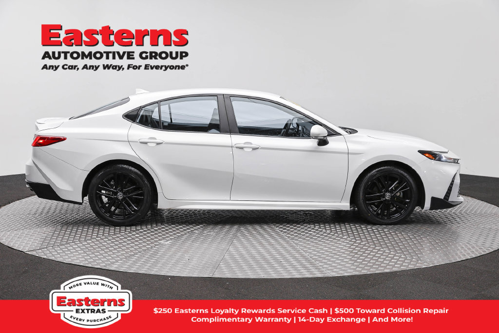 Used 2025 Toyota Camry SE FWD image 5