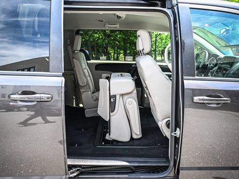 Used 2018 Dodge Grand Caravan SE w/ UConnect Hands-Free Group FWD image 18