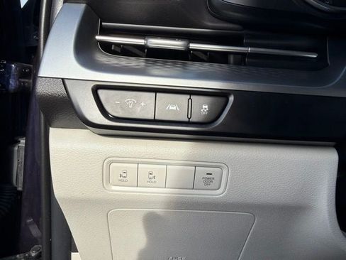 Used 2022 Kia Carnival LX FWD image 19