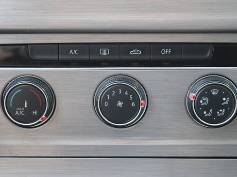 Used 2016 Volkswagen Golf S image 18