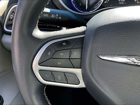 Used 2024 Chrysler Pacifica Touring-L image 10