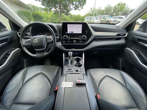 Used 2023 Toyota Highlander XLE AWD/4WD image 16