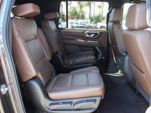 Used 2021 Chevrolet Suburban High Country w/ Premium Package image 41