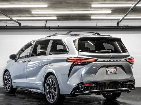 Used 2021 Toyota Sienna XSE image 3