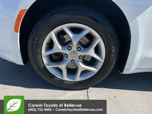 Used 2018 Chrysler Pacifica Touring-L w/ Tire & Wheel Group FWD image 26
