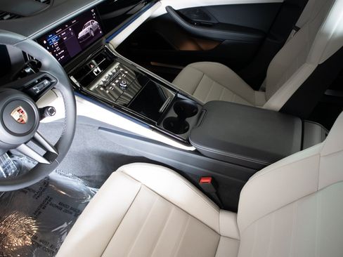 Used 2026 Porsche Panamera RWD image 17