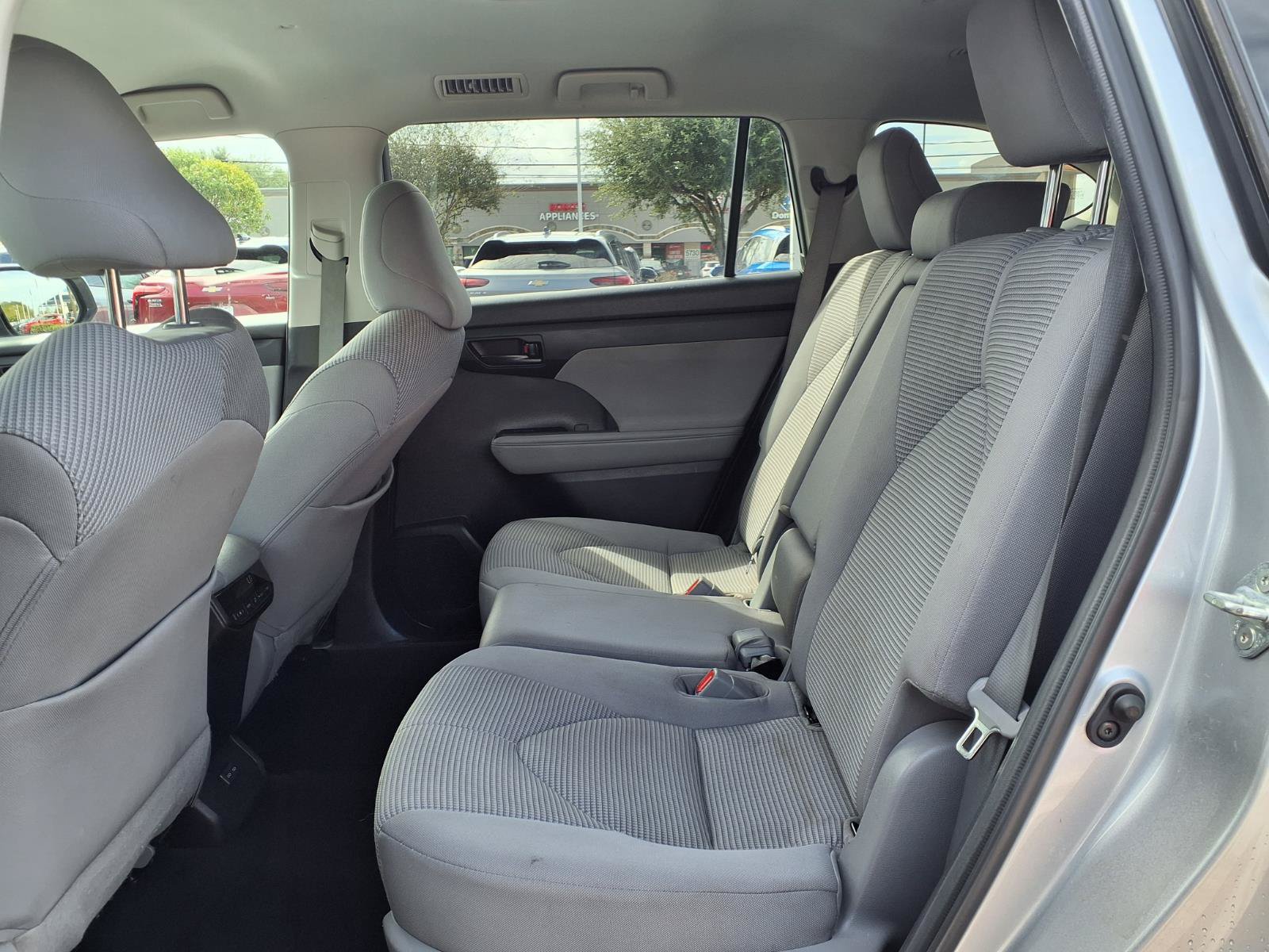 Used 2022 Toyota Highlander LE AWD/4WD image 18