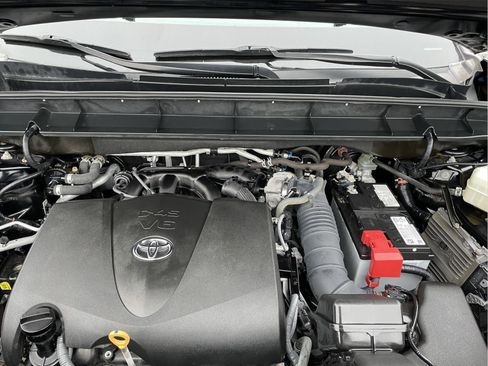 Used 2021 Toyota Highlander LE image 12